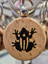 Load image into Gallery viewer, Llaveros Grabados Hechos En Madera
