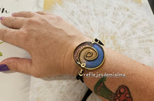 Load image into Gallery viewer, Pulsera De Alambre y Arcilla Inspirada En Petroglifos Tainos.
