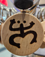 Load image into Gallery viewer, Llaveros Grabados Hechos En Madera
