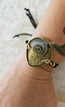 Load image into Gallery viewer, Pulsera De Alambre y Arcilla Inspirada En Petroglifos Tainos.
