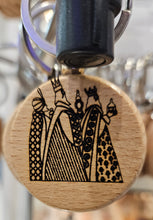 Load image into Gallery viewer, Llaveros Grabados Hechos En Madera
