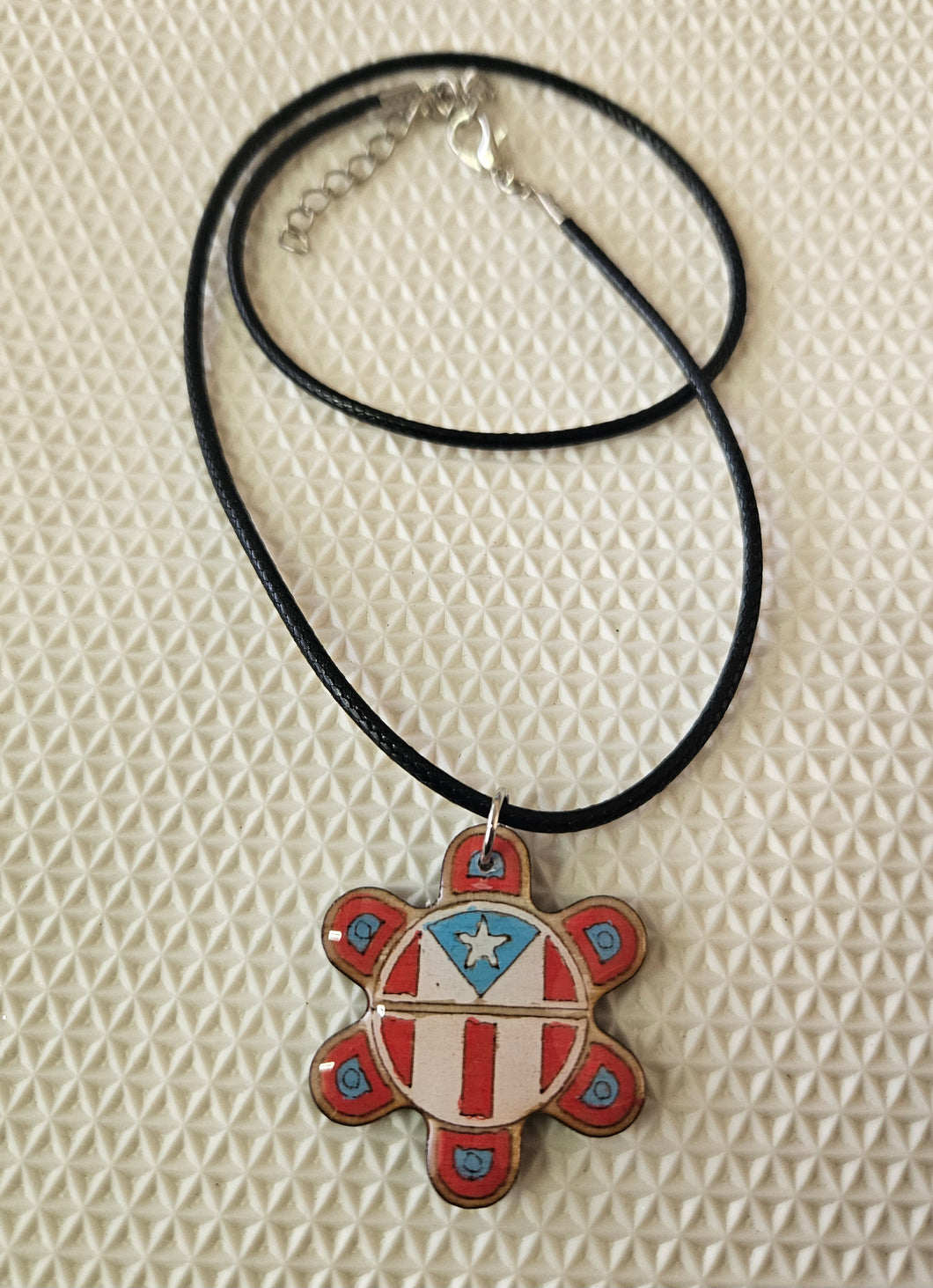 Collar En Madera (Sol y Bandera)