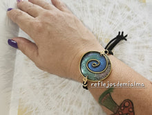 Load image into Gallery viewer, Pulsera De Alambre y Arcilla Inspirada En Petroglifos Tainos.
